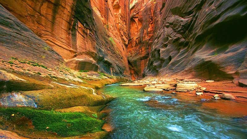 A picture of a beautiful colorful canyon